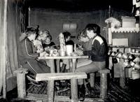 Večeře na táboře v Dražíči 1981