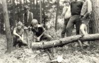 Řezání dřeva na táboře 1978