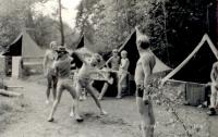 Rozcvička na táboře v roce 1978