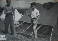 Avraham Neiger v táboře u Liberce - vpravo