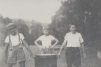 Skautský tábor, vpravo bratr Josefa Pešaty, Jan
