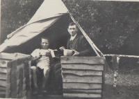 Skautský tábor, otec Josefa Pešaty na návštěvě, bratr Jan Pešata