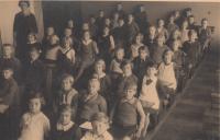 Elementary school in Kobylisy, teacher Ludmila Lupínková, Josef Pešata in the right row at the edge by the aisle, 5th from the top