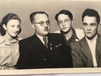 Ľubomír Vacek s otcom a súrodencami