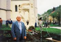 Josef Kovářík u památníku politickým vězňům v Jáchymově