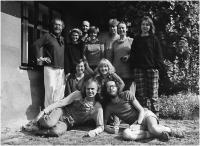 na kurzu jógy vedený Danielou Fischerovou, vzadu uprostřed, jižní Čechy, osmdesátá léta