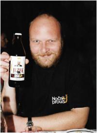 s pivem 100% Ježek, vysílání Nočního proudu z Jihlavy, 1996, foto Zdeňka Mlýnková