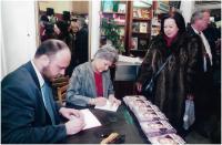 s Kamilou Moučkovou na autogramiádě knihy Říkali jí lvice, 1996