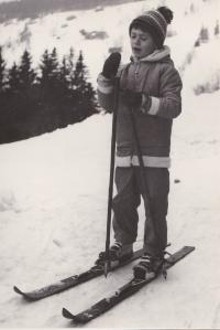 krásné časy na sníh bohatých zim, kdy jsem se učil lyžovat v Krkonoších (v Rokytnici nad Jizerou, kde jsme měli chatu) – foceno na konci roku 1973; povšimněte si vázání, se kterým jsem později závodil i při svém prvním okresním přeboru v běhu na lyžích
