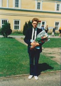 fotografie z mé promoce na zámku v Libochovicích, čerstvý absolvent Pedagogické fakulty UJEP v Ústí nad Labem 1. června 1992