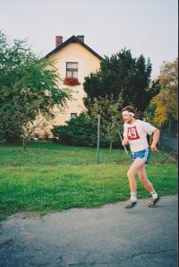 tady běžím do cíle "Grand Prix Dalovice", běhu, který už třicet let pořádají každý říjen moji kamarádi a který mě nutí udržovat se stále v kondici, přeci si neudělám ostudu (někdy po 2010)