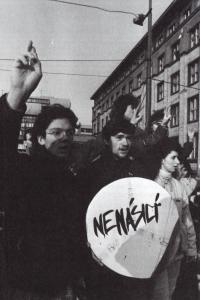 snímek z Mírového náměstí v Ústí nad Labem během demonstrace 22.11.1989, na kterém doplňuji pozdějšího filmového scénáristu Vaška Holance (já vpravo)