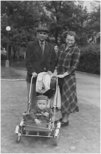 With her parents, 1955