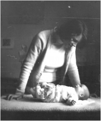S šestitýdenní dcerou Mášou u Dany Němcové, čekají na materiály AFP pro prof. Hájka, 1978