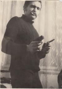 Jiří Gruntorád s umělými pistolemi - paroduje