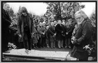 Pohřeb básníka Jaroslava Seiferta / Ivo Mludek na snímku vzadu ve skupině smutečních hostů / v poslední řadě první zleva / Kralupy nad Vltavou / 1986