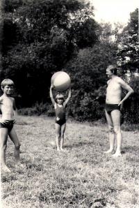 Ivo Mludek se svou sestrou Táňou a otcem Dieterem / asi 1971