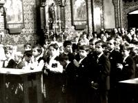 Ivo Mludek u svatého přijímání / v první řadě vlevo / Ludgeřovice / 1972