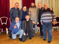 Setkání chartistů v Lucerně / v horní řadě zleva Jan Král z Ostravy, Jaromír Piskoř z Opavy, Jiří Fiedor z Karviné, Tomáš Hradílek z Lipníku nad Bečvou, Zdeněk Pika z Opavy a klečící Opavané zleva Jaroslav Kukol a Ivo Mludek / Praha / leden 2017