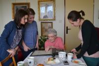 Prohlížení fotografického alba s žákyněmi z projektu Příběhy našich sousedů