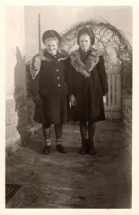 Sisters in front of the house of the painter Hanftmann