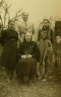 Otec, matka, babička a sestra