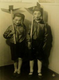 Josef Kozák napravo v roli skřítka