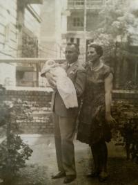 Rodičia Skalovci v náručí s malou Katkou