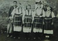Ženy v tradičních makedonských krojích obce Prasino (Tarnovo)
