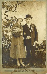 svatební foto pamětníkova otce a matky