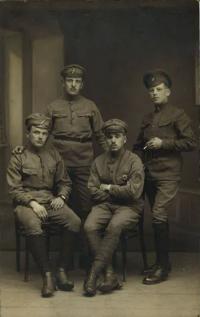 tchán pamětníka (první zleva sedící), fotografie legionářů z Vladivostoku