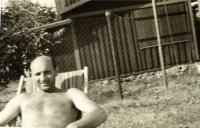 František Lehejček, rok 1960. Při stavbě chaty v Mrači na Sázavě