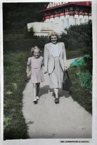 Gertruda Ješonková s matkou Lýdií Talagovou / Luhačovice