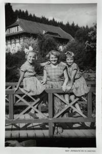 Gertruda Ješonková / vlevo / s matkou Lýdií a sestřenicí Milenou Konečnou / Luhačovice