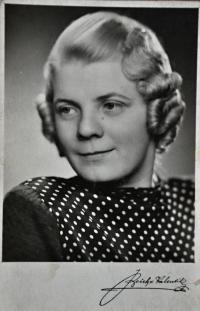 Matka Lýdie za svobodna Klobásová / Ostrava / 30. léta