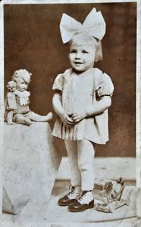 Gertruda Ješonková / Ostrava / asi 1943