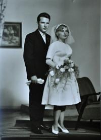 Miroslav a Gertruda Ješonkovi / svatební snímek / Ostrava / 1961