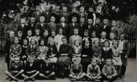 Školní fotografie z Polanky nad Odrou / Danuše Ulmannová ve 2. řadě / 2. zleva