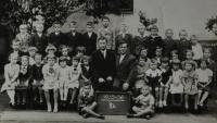 Školní fotografie z Polanky nad Odrou / Danuše Ulmannová ve 2. řadě / 3. zleva