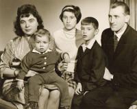 T. Dohnalová (uprostřed) s matkou Ludmilou Hejnyšovou a otcem Vladimírem Hejnyšem a bratry Olegem a Evženem