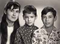 Tatjana se svými bratry Olegem a Evženem, 1966