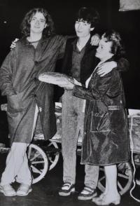 Jan Král zaměstnaný jako kulisák Divadla Zdeňka Nejedlého v Ostravě během přípravy představení Pekař Jan Marhoul / 80. léta