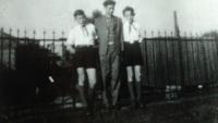 Se spolužáky Puvákem a Makovičkou (uprostřed), Aš 1954