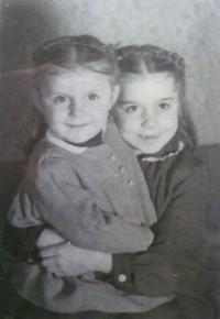 Fotografie z dětství - malá Jana (vlevo) se sestrou Věrou, Žižkov, první polovina 50. let