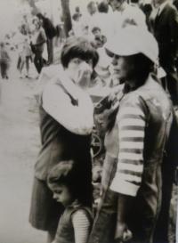 Jana (vlevo) se sestrou Věrou a dcerou Kateřinou, Jistebnice, cca 1974