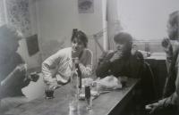 Osazenstvo dílny na nábřeží (zleva Saša Štulcová, Jana Tomšů, Jana Náprstková) a Irena Brunnhoferová (návštěva, zcela vpravo), 80. léta  