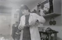 Osazenstvo dílny na nábřeží (knihárna Národního muzea) - Jana Tomšů nalévá, 80. léta