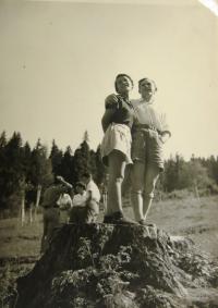 Shlomo (vlevo) a Hilda Sternovi, vedoucí bratislavské skupiny Makabi Hacair, jejíž členkou byla Aviva Magen. Nedatováno