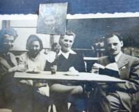 Rodinná fotografie. Zleva bratr Imre Markovič, Aviva Markovičová, maminka Helena Markovičová, bratr Laci Markovič. Nezřetelná fotka přilepená nahoře – bratr Eri Markovič. Předválečné foto, cca 1939. 