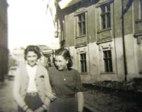 Aviva Markovičová (vpravo) s přítelkyní Leou Winter. Nedatováno.